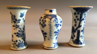 CHINE Ensemble comprenant trois vases miniatures (un de forme balustre deux cornet)...