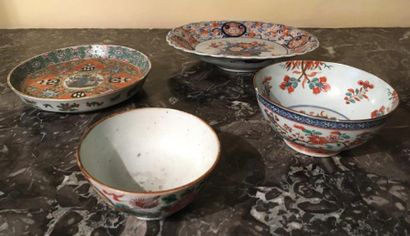 null Lot de porcelaines:
Un plat rond à décor de bouddhas et cartouches et rinceaux...