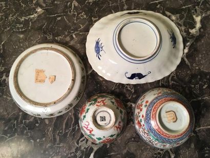 null Lot de porcelaines:
Un plat rond à décor de bouddhas et cartouches et rinceaux...