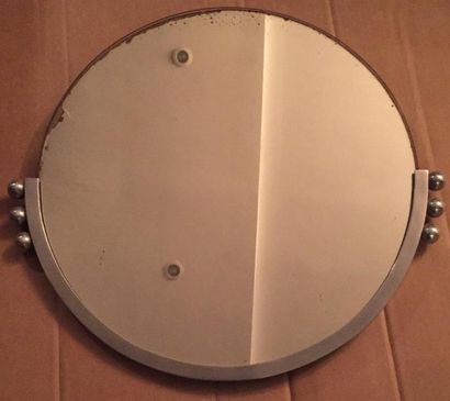 null Ensemble de deux miroirs circulaires à encadrement en acier chromé, l'un équipé...