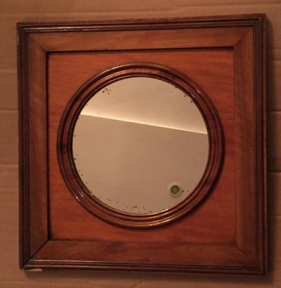 null Ensemble de trois miroirs: l'un de forme rectangulaire à à encadrement de baguettes...