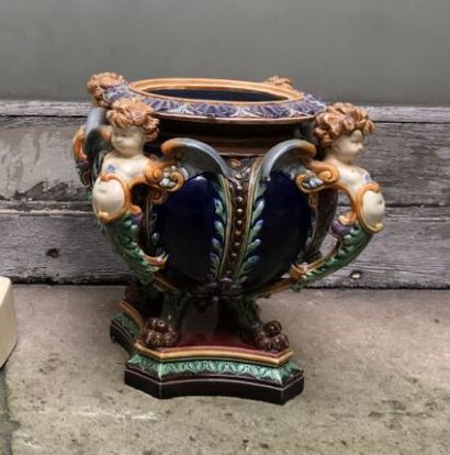 null Vase dans le goût baroque en céramique reposant sur des pieds griffe sur une...