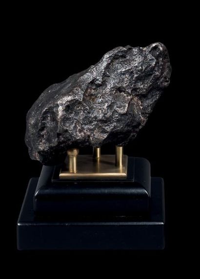 null Météorite
Campo del Cielo, Argentine
Bois laqué noir, laiton
L. 22,4 cm 
Poids:...