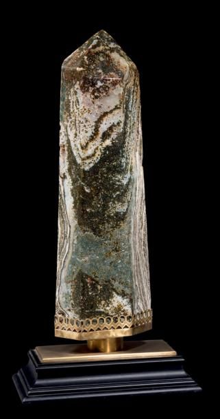 null Bloc de jaspe vert
Madagascar
Bois laqué noir, laiton
H. 52,5 cm - L. 14,5 cm
H....