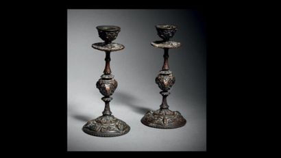 null ANTOINE-LOUIS BARYE (1796 - 1875) Paire de chandeliers à décor néo-gothique...