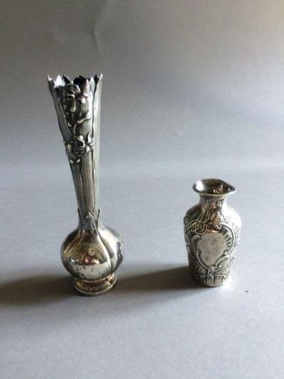 null Ensemble de deux vases en argent l un de forme et décor naturaliste figurant...