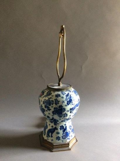 null DELFT - Vase balustre à décor en camaïeu bleu de fleurs XVIIIème siècle Monté...