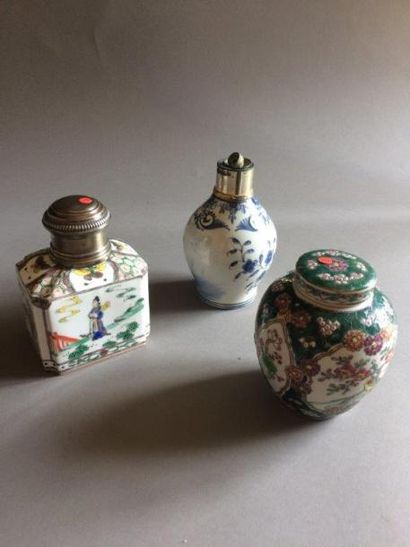 null Chine et Paris Une boite à thé, un petit vase couvert, une petite lampe. Fin...