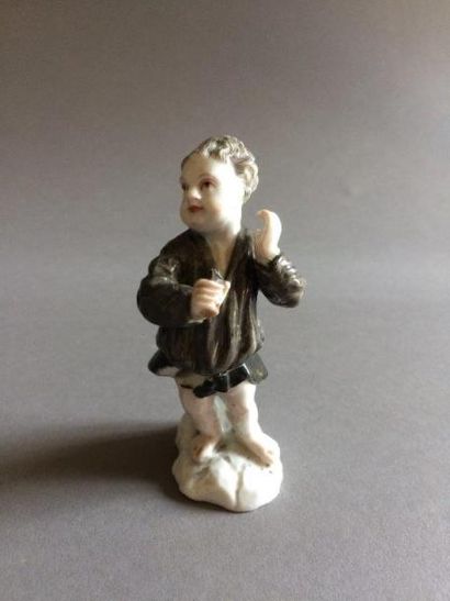 null Doccia Statuette représentant un jeune garçon vêtu d’une chemise noire. XVIIIème...