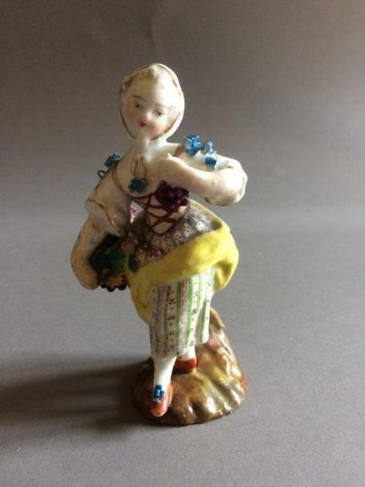 null Allemagne Statuette représentant une jeune jardinière, décor polychrome. Fin...