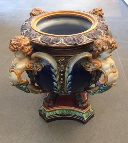 null Vase dans le goût baroque en céramique reposant sur des pieds griffe sur une...