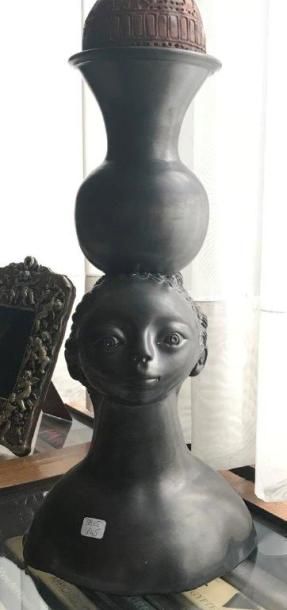 null Jean Marais Vase en céramique émaillée à figure de femmes tenant un vase si...
