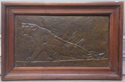 null La Lionne blessée Bas relief en bronze à patine brun-vert 22,5 x 41 cm