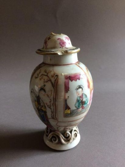 null CHINE - Petit vase couvert A décor polychrome d émaux de la famille rose de...