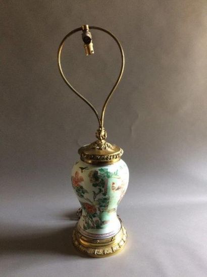 null CHINE - Vase balustre à décor polychrome des émaux de la famille verte de faisan...