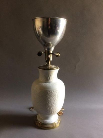 null CHINE - Vase émaillée blanc à décor de rinceaux Monté en lampe