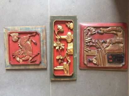 null CHINE - Ensemble de trois bas-reliefs En bois sculpté, laqué rouge et or, à...