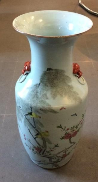 null CHINE Vase en porcelaine blanche à décor d oiseaux sur une branche H. 42 cm