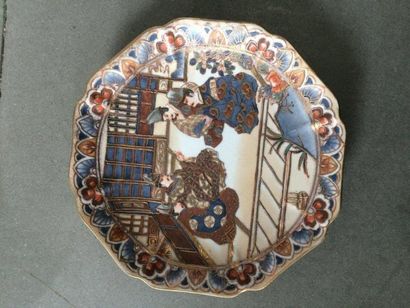 null JAPON - Satsuma Assiette en porcelaine polychrome, à décor de quatre dignitaires...