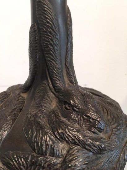 null Vase en bronze décor de lièvres 
Époque Meiji 
H. 24 cm
Manque le fond