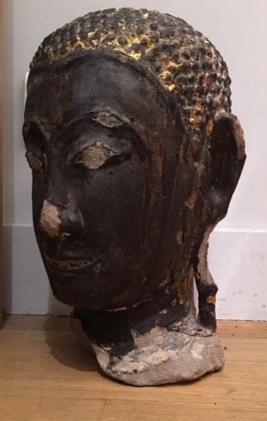 null Tête de Bouddha 
Grès laqué et doré
Thaïlande XVI-XVIIe siècle 
H. 29 cm
Manques...