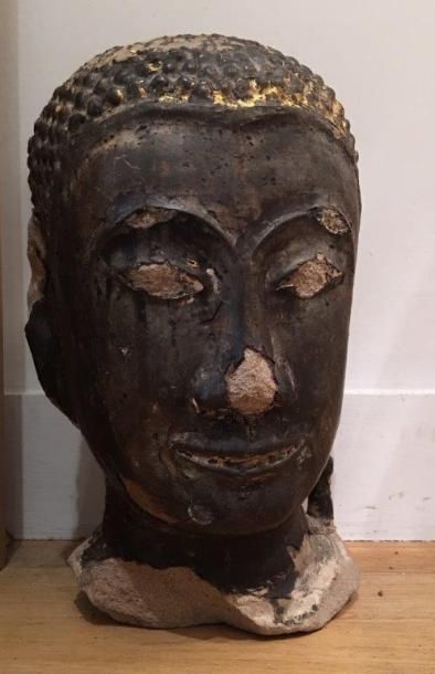 null Tête de Bouddha 
Grès laqué et doré
Thaïlande XVI-XVIIe siècle 
H. 29 cm
Manques...