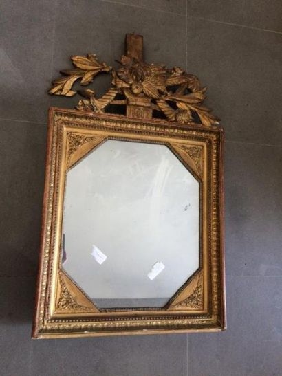 null Miroir de forme rectangulaire en bois stuqué doré A décor de palmettes et frises...