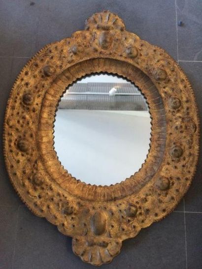 null Miroir en cuivre doré de forme ovale à décor floral XIXème siècle H. 64,5 c...