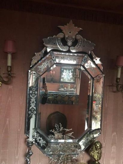 null Suite de deux miroirs de forme octogonale à fronton dans le goût de Venise XXème...