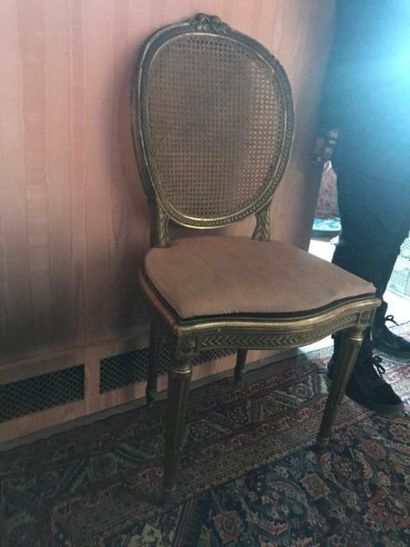 null Paire de chaises cannées à dossier médaillon sumonté d une fleurette en bois...