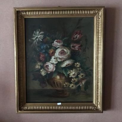 null Ecole française du XIXème siècle 

Bouquet de fleurs 

Huile sur panneau signée...