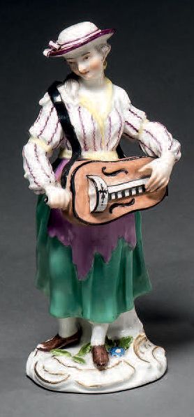MEISSEN Statuette en porcelaine représentant une jeune femme jouant de la vielle...