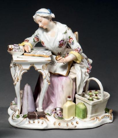 MEISSEN Groupe en porcelaine représentant une marchande assise à une table tenant...