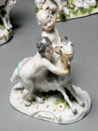 MEISSEN Groupe en porcelaine formé de deux enfants autour d'une chèvre, à décor polychrome.
Marqué:...