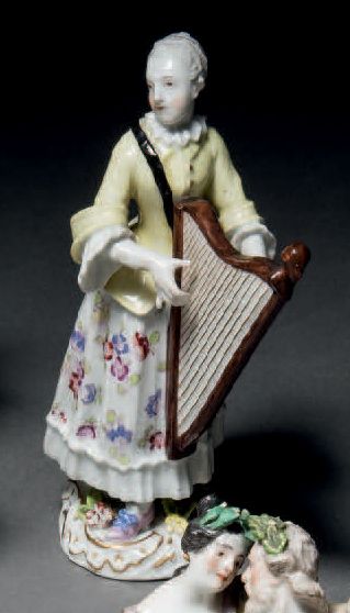 MEISSEN Statuette en porcelaine représentant une jeune femme debout jouant de la...