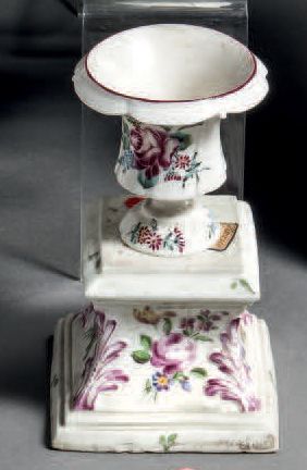 MENNECY Un vase de forme Médicis et un socle en porcelaine tendre à décor polychrome...