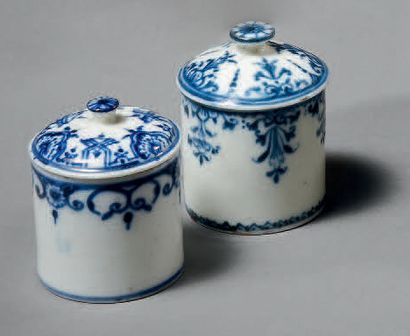 PARIS et MENNECY Deux pots à fards et couvercles en porcelaine tendre à décor en...