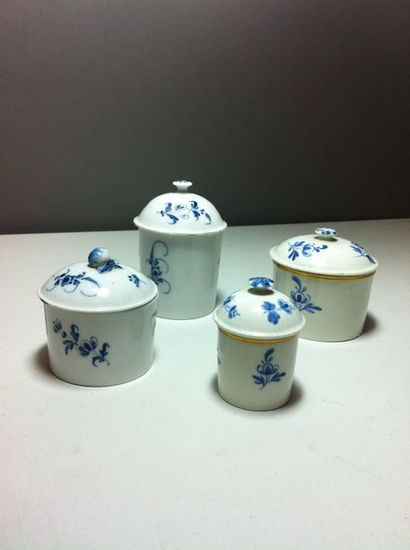 PARIS et MENNECY Quatre pots à fards couverts en porcelaine tendre et dure à décor...