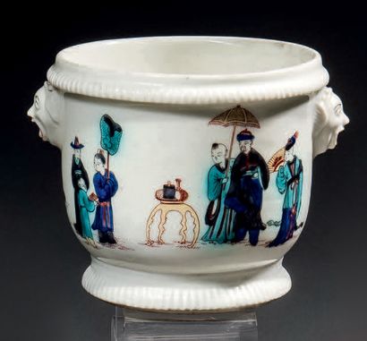 SAINT-CLOUD Seau à verre en porcelaine tendre à décor polychrome de figures chinoises...