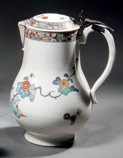 CHANTILLY Pot à eau couvert et une jatte ovale en porcelaine tendre à décor polychrome...