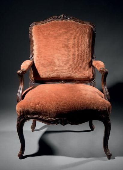 null FAUTEUIL À LA REINE en hêtre mouluré et sculpté.
Les pieds cambrés nervurés...