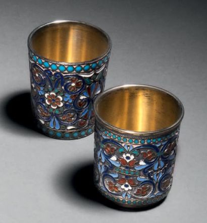 null DEUX VERRES À ALCOOL en vermeil et émaux cloisonnés polychromes. Décor de rinceaux...