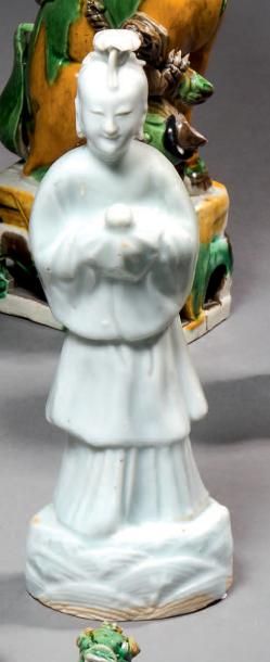 CHINE Figure de Guanyin en porcelaine émaillée blanche. XVIIIe siècle. H. 19 cm