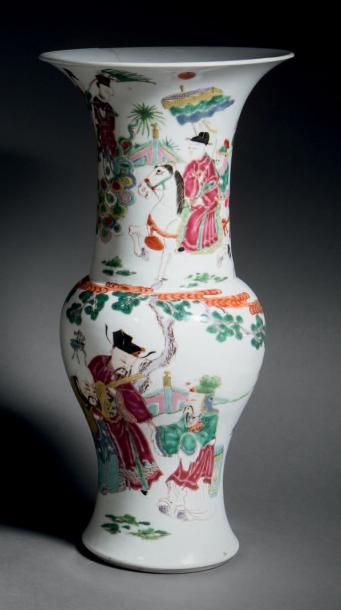 CHINE Vase Yenyen à décor polychrome des émaux de la famille rose de scènes de palais...