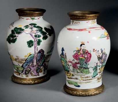 CHINE Paire de vases en porcelaine à décor polychrome des émaux de la famille rose...
