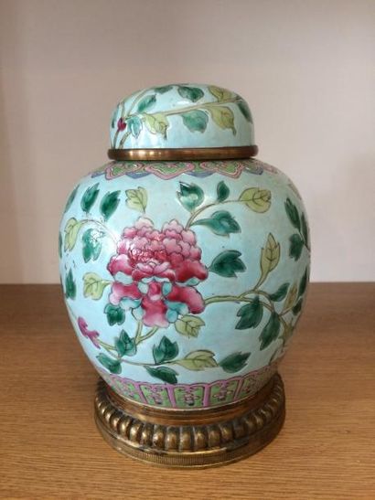 CHINE Pot à gingembre couvert en porcelaine à décor polychrome des émaux de la famille...