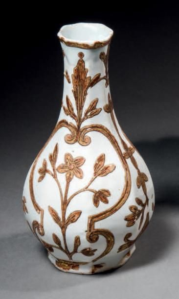 DELFT Paire de vases de forme balustre octogonale en faïence blanche décorée à froid...
