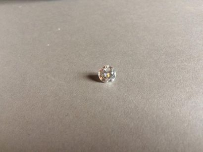 null Diamant sur papier de forme ronde et de taille brillant.
Accompagné d'un pli...