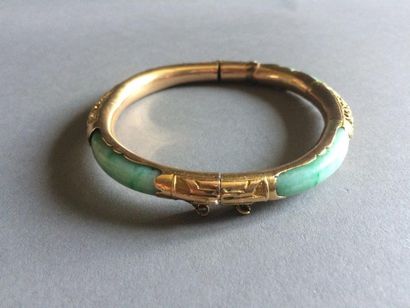 null Bracelet jonc en or jaune 14k (585/°°) et jade. Ornement de dragons stylisés....