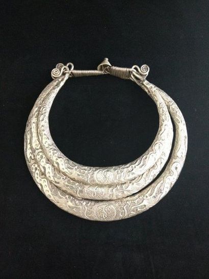 null Lot de deux colliers : un collier de perles de métal et pierres à trois rangs...
